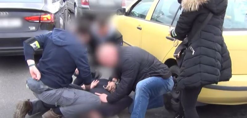 Kikapták a rendőrök a drogkereskedőt a kocsiból – videó