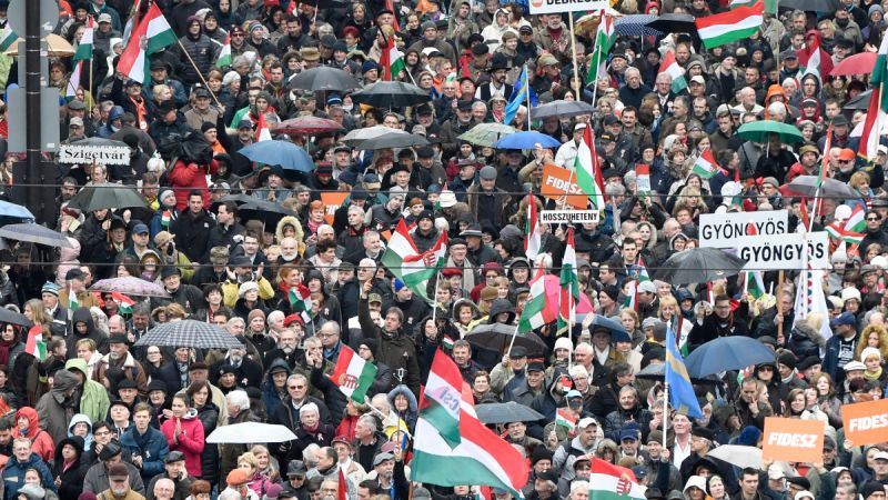 Levélben "könyörögnek" a fideszes szervezők a lengyeleknek: jöjjenek a Békemenetre, busszal vagy autóval