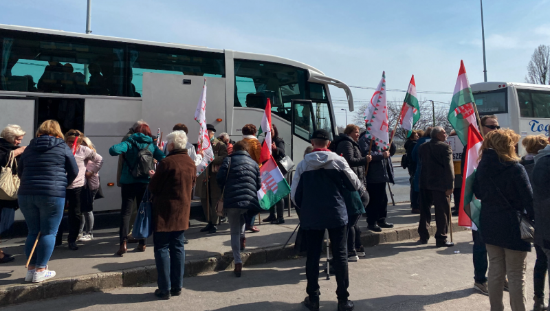 Békemenetre készültek, de az ellenzéki naggyűlés buszára szálltak – Kitalálja, mi lett a vége?