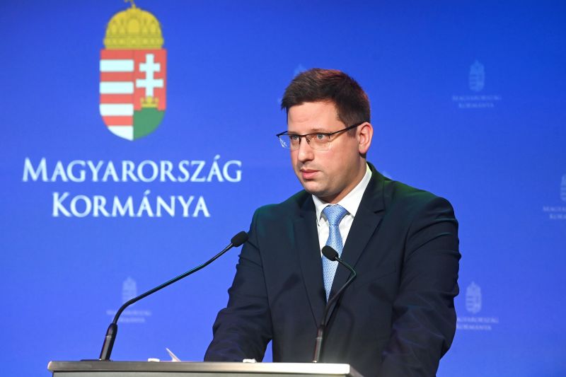 Megszűnik a kötelező maszkviselés Magyarországon – friss bejelentések a Kormányinfón