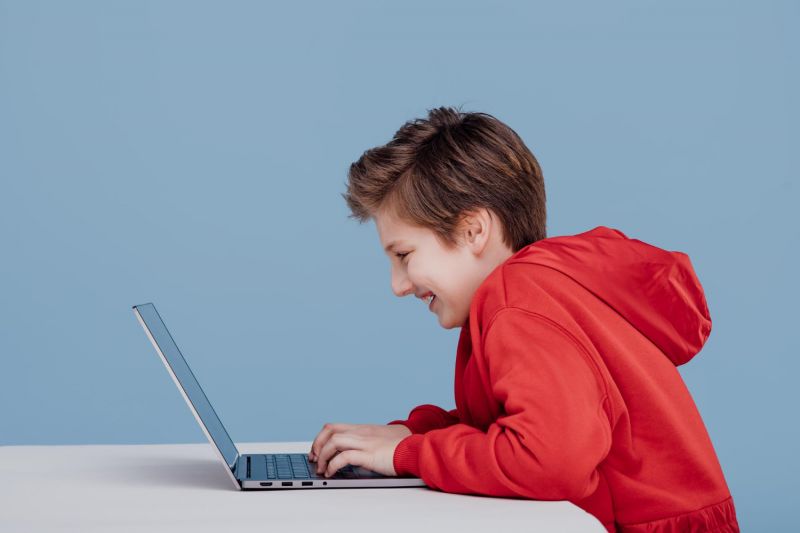 Az online világ és gyermekeink biztonsága