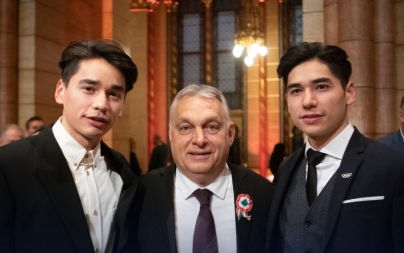 Orbán közös fotón a Liu-fivérekkel: állami kitüntetéshez gratulált a miniszterelnök