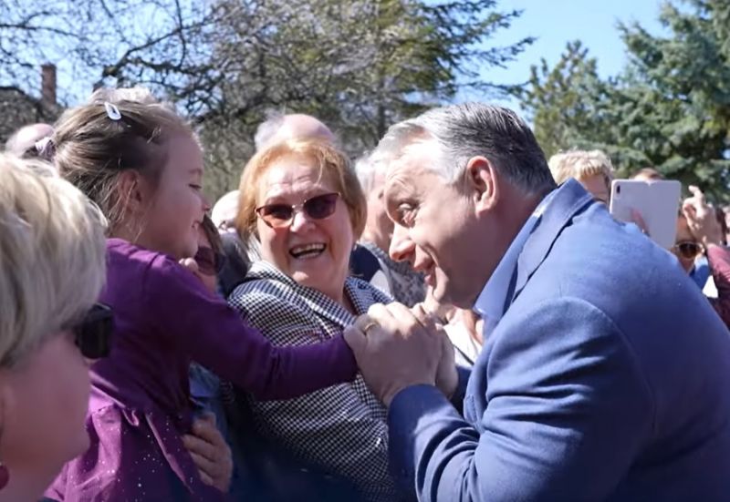 Gyerekpuszilgatás közben rekesztett ki Orbán 7-8 millió embert a nemzetből