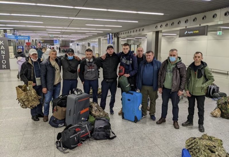 Így indultak oroszokkal harcolni az ír férfiak – képet posztoltak a reptérről