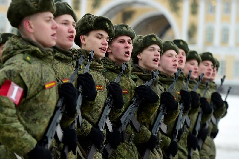 Hatalmas gondban az orosz hadsereg, már élő tyúkokat lopkodnak – videó