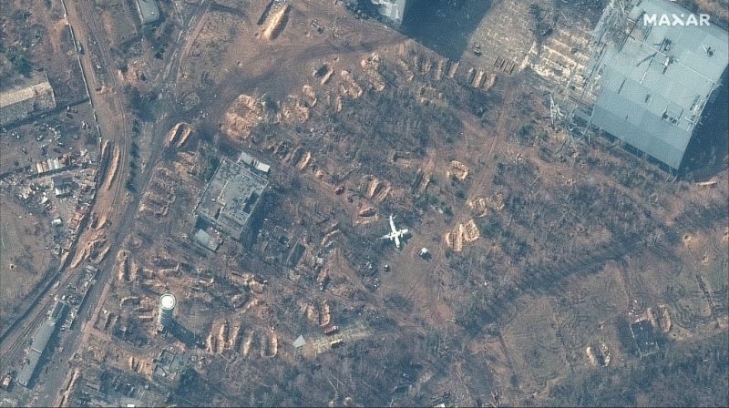 Műholdfelvételek bizonyítják, hogy az oroszok kivonultak a Kijev melletti Antonov reptérről