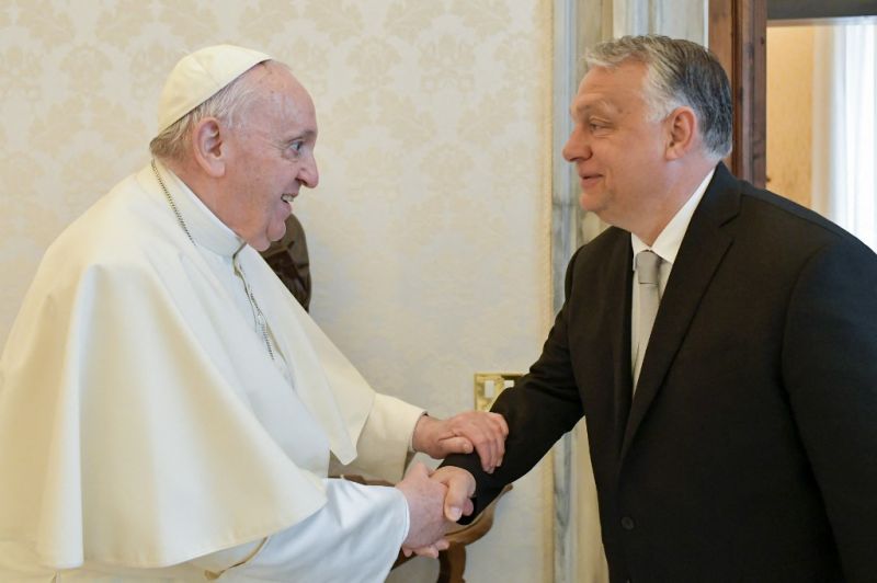 A pápa szerint Orbán azt állítja, napra pontosan tudja az oroszok tervét, így azt is, mikor lesz vége a háborúnak