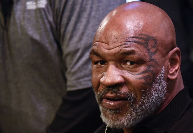 Mike Tyson véresre verte egyik utastársát egy repülőn – Itt a videó