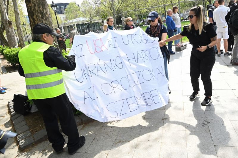 "Vesszen Ukrajna, hajrá, Magyarország!" – oroszbarát tüntetés volt Budapesten