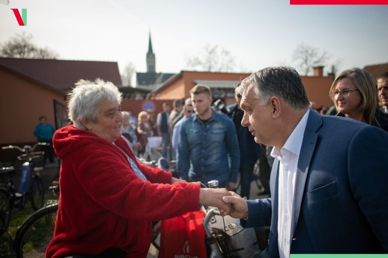 Az állam segélyhívót adott nyugdíjasoknak, a Fidesz most ezeken keresztül kampányol