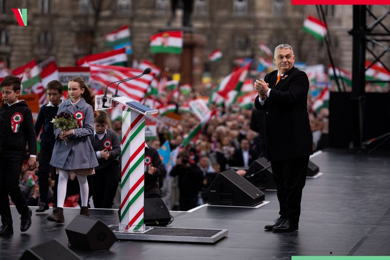 Orbán Viktor telefonon hívja az embereket egyenként, majd megtapsoltatja magát – videó