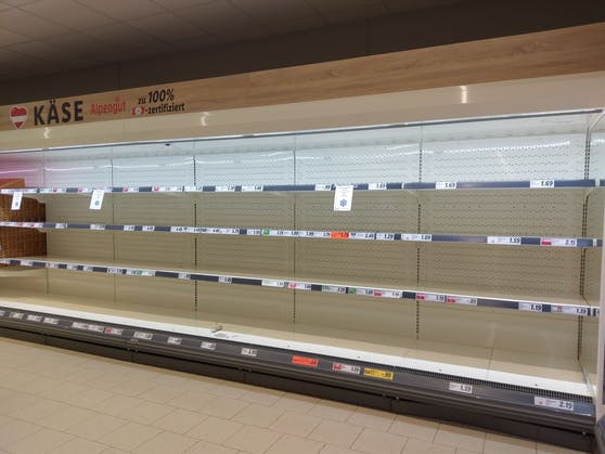 "Döbbenten állnak a bécsiek a szupermarket üres polcai előtt" – írta a magyar közmédia, aztán jött a váratlan fordulat