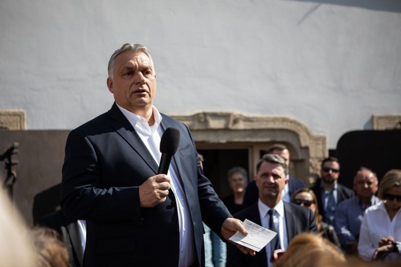 Orbán a legalapvetőbb szavakat is felírja magának beszédeiben – ezek azok – fotó