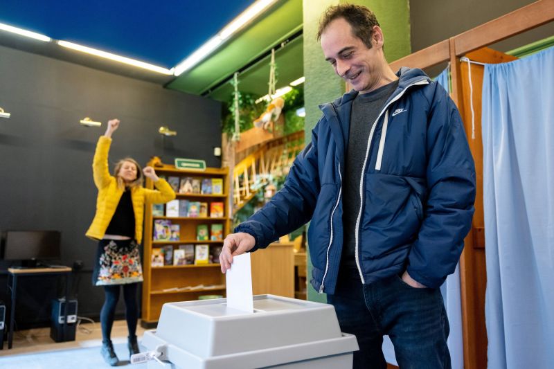 A Kutyapárt elnöke is leszavazott, szerinte a szavazás a demokrácia legnagyobb sikere