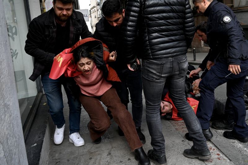 Hatalmas botrányba fulladt a tüntetés Isztambulban, rohamrendőrök oszlattak