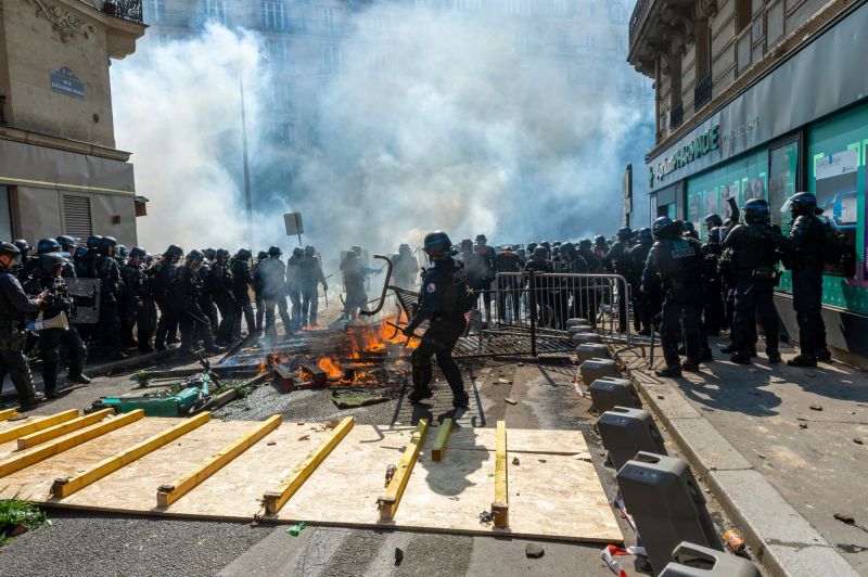 Tüntetések voltak Párizsban május elsején, könnygázzal oszlatta a tömeget a rendőrség