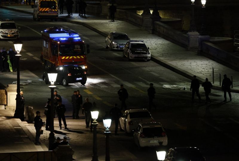 Tüzet nyitottak egy autóra a rendőrök Párizsban, két ember meghalt