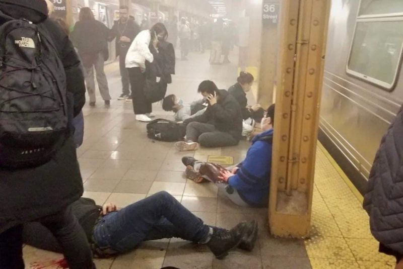 Terrortámadás történhetett New Yorkban: legalább 13 embert meglőttek a metróállomáson – fotó