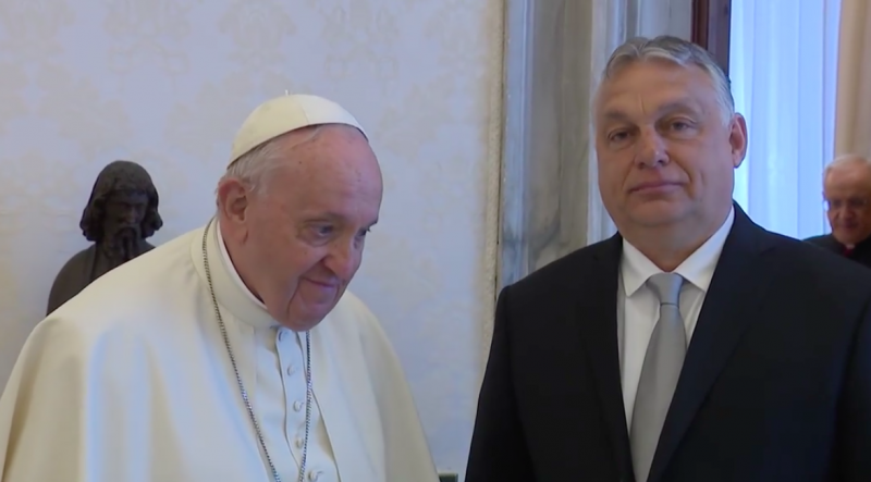 Orbán Viktor CD-ket és könyvet is ajándékozott a pápának