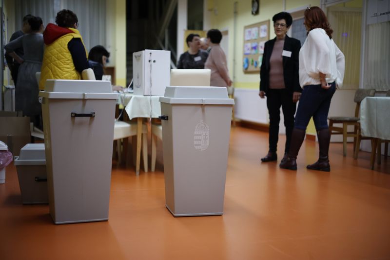 Elindult a választás, este hétig vannak nyitva a szavazóhelyiségek