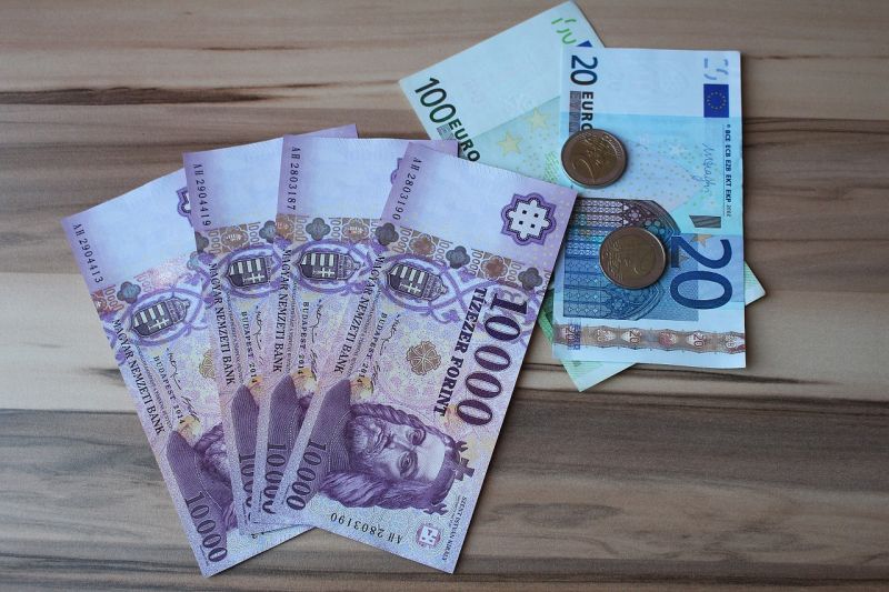 380-as szint közelében az euró, gyengüléssel indította a hetet a forint