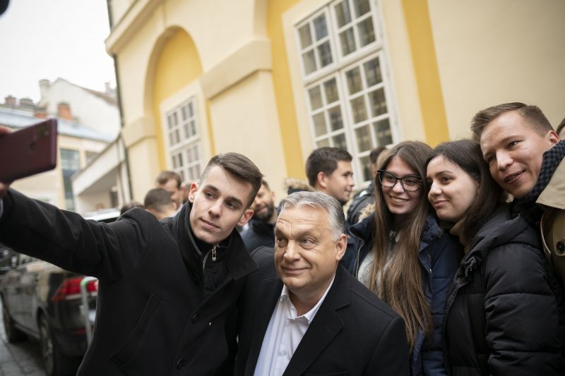 Orbán: ha a "baloldal" nyer, másnap megindulnak a fegyverszállítmányok