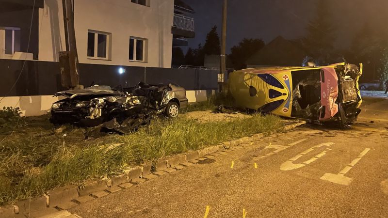 Mentőautó és személygépkocsi ütközöt Csepelen szombat éjszaka, egy ember meghalt