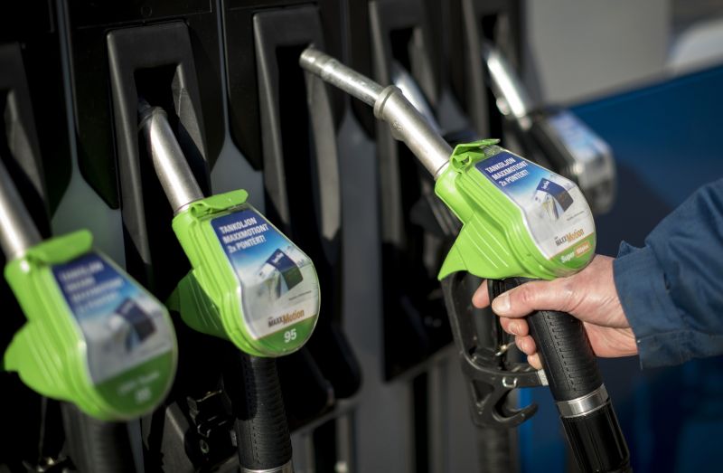 Ennyibe kerülne most egy liter benzin, ha nem lenne árstop
