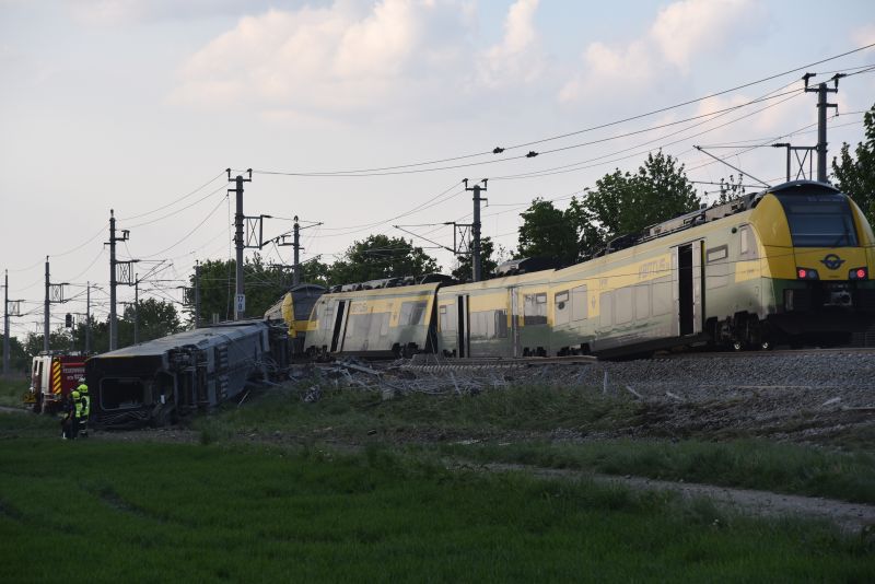 Kisklott és részben felborult egy GYSEV-vonat Alsó-Ausztriában, egy ember meghalt