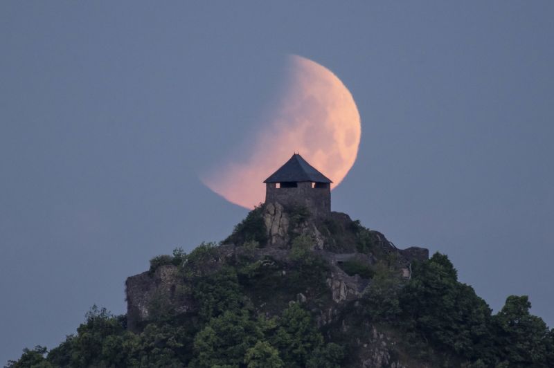 Így fogyatkozott a Hold a salgói várnál hétfő hajnalban – fotók