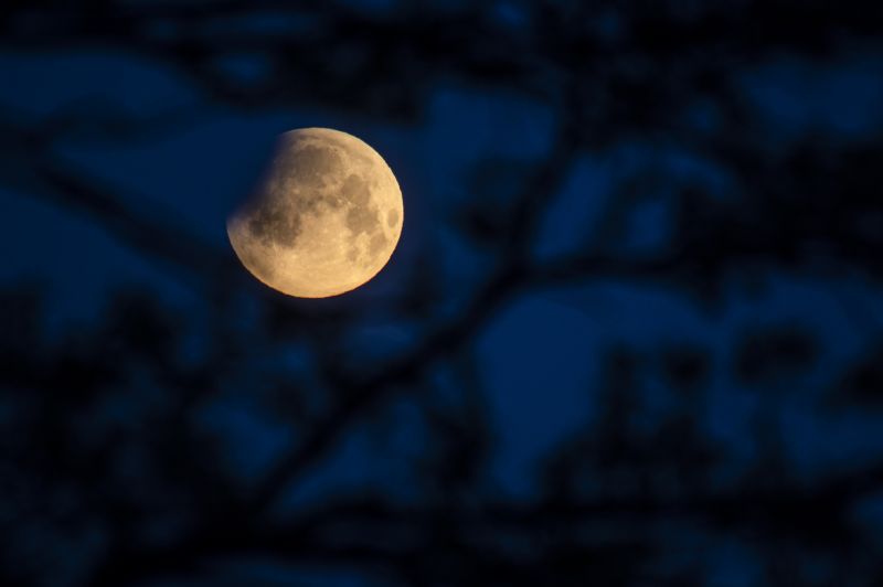 Így fogyatkozott a Hold a salgói várnál hétfő hajnalban – fotók