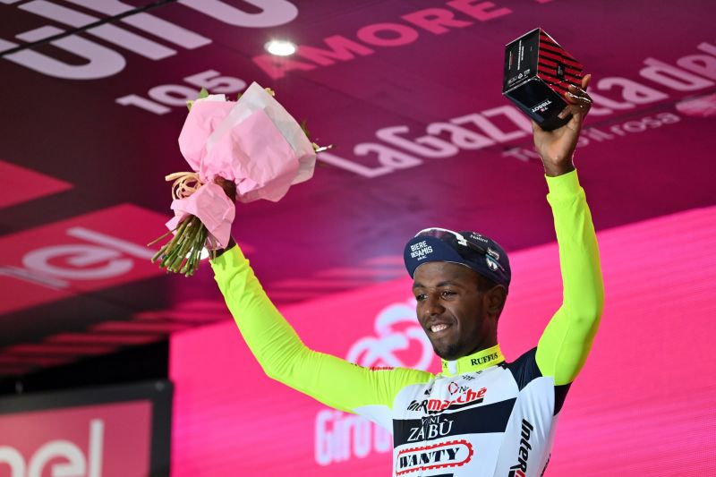 Giro d'Italia: Megnyerte a szakaszt, aztán kilőtte a saját szemét pezsgősdugóval