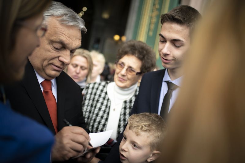 Orbán miatt kellene Magyarországnak távoznia az EU-ból