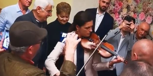 Videón Varga Judit nagy sikerű hegedűjátéka – egy sírva-vigadós dalt játszott el a miniszter, imádja a közönség 