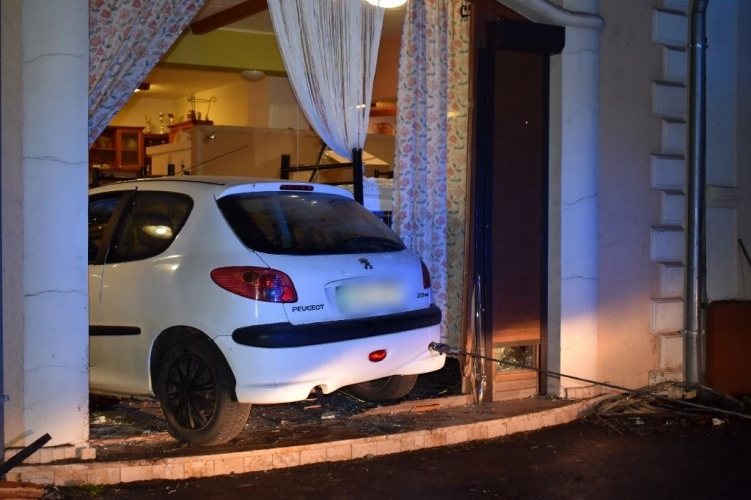 Étterembe hajtott egy ittas autós Zalaegerszegen kedd hajnalban – fotók