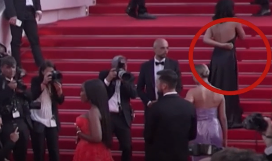 Félmeztelenül tombolt egy nő a cannes-i vörös szőnyegen felvonuló sztárok között – videó