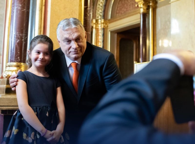 Kislánnyal fotózkodott Orbán Viktor, rájuk zúdult a fél ország szitokáradata