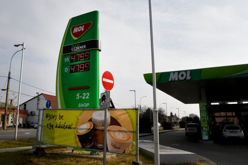 A hatósági árnál drágábban adták a benzint egyes Mol-kutak – kiderült, miért
