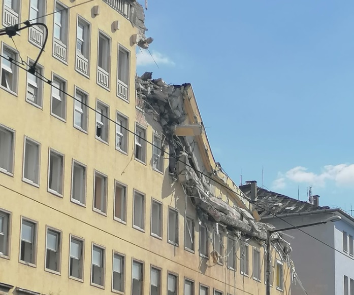 Leomlott két szint egy budapesti épületből, több autó megrongálódott