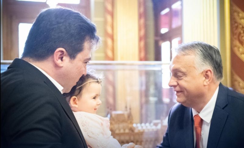 Orbán Viktor ellágyult a legkisebb vendég láttán – fotó