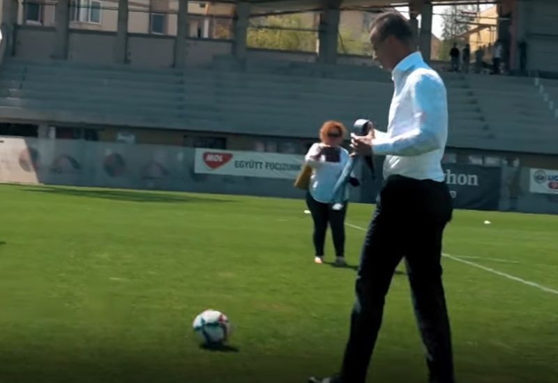 Szijjártó Péter alaposan megcsillogtatta futballtudását – videó