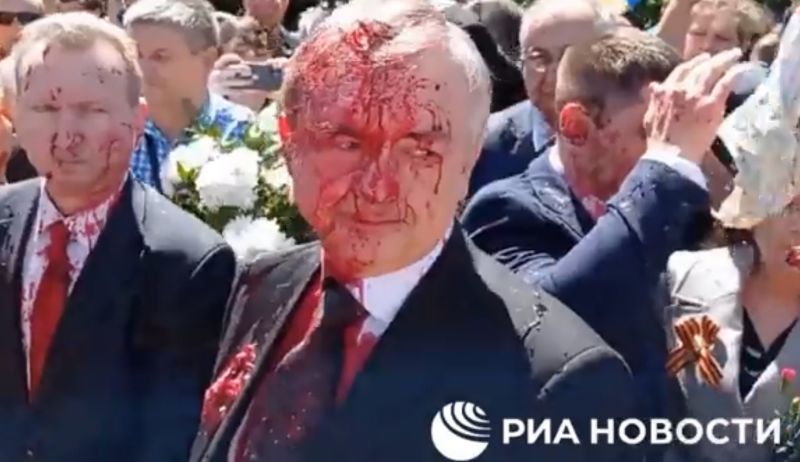Vörös festékkel öntötték le az orosz nagykövetet, közben azt skandálták: "fasiszták, fasiszták"
