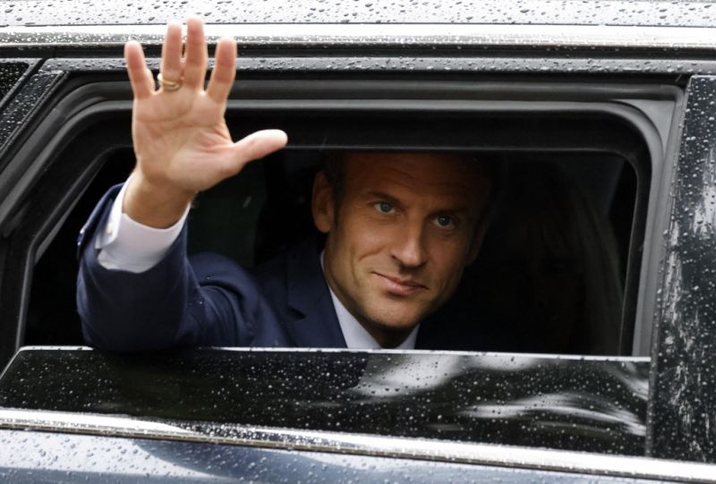 Kevesebb, mint két hónappal újraválasztása után Macron elveszítheti az irányítást a parlament alsóháza felett
