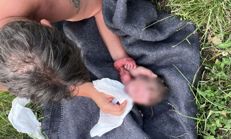 Szívszorító fotók: rendőrök mentették meg a magára hagyott újszülöttet a szőlőhegyen