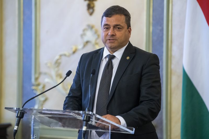 Navracsics: Magyarország egyezkedne Brüsszellel, csak kapjuk meg a részünket az helyreállítási alapból