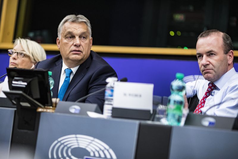 Weber szerint Orbán, "ez az őrült fickó" megzsarolta az EU-tagállamokat