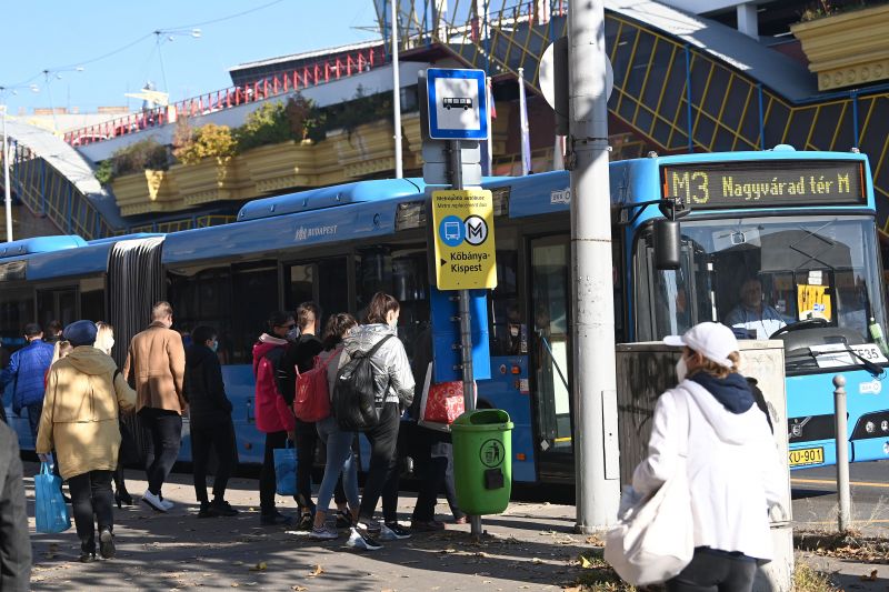 A fővárosi képviselők fizessenek fejenként 12 ezer forintot minden alkalommal, amikor pótlóbusz indul – Ezt javasolja Ceglédi Zoltán