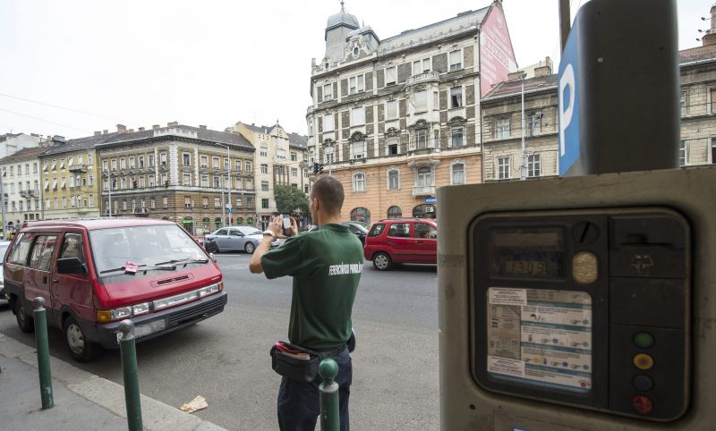 A Fidesz szeretné, ha fél kilenctől kellene fizetni a parkolásért
