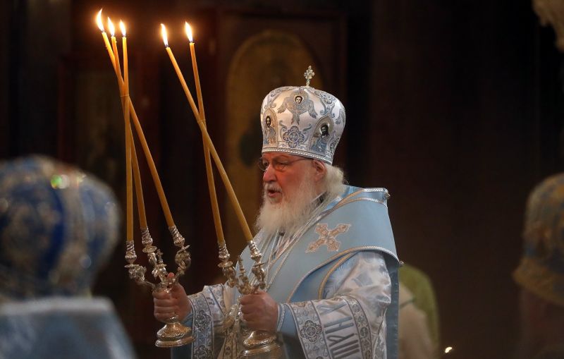 Kirill pátriárka elcsúszott az istentiszteleten – videó