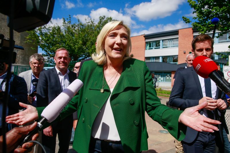 Marine Le Pen lemondott